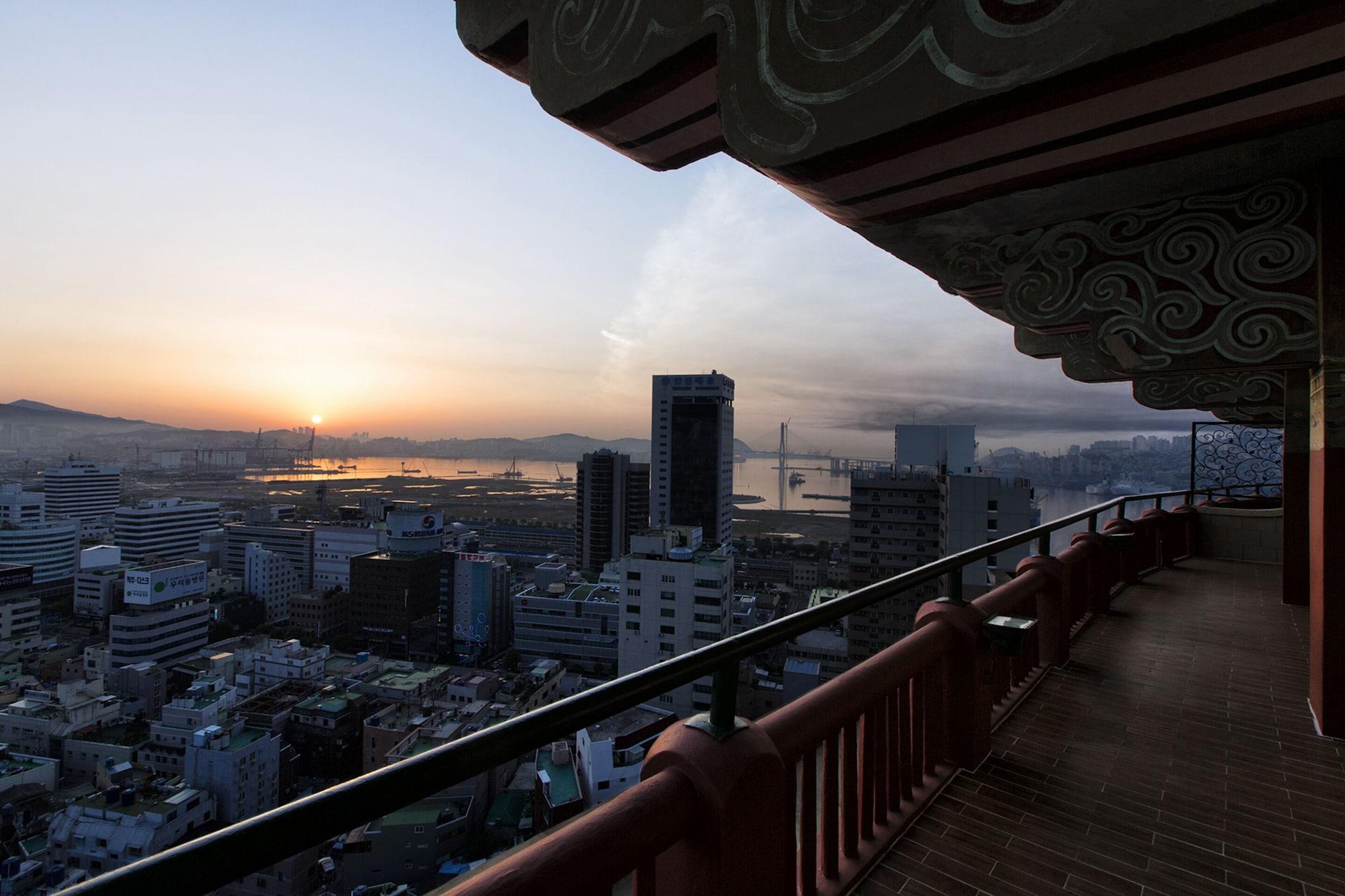 Commodore Hotel Busan Exterior photo