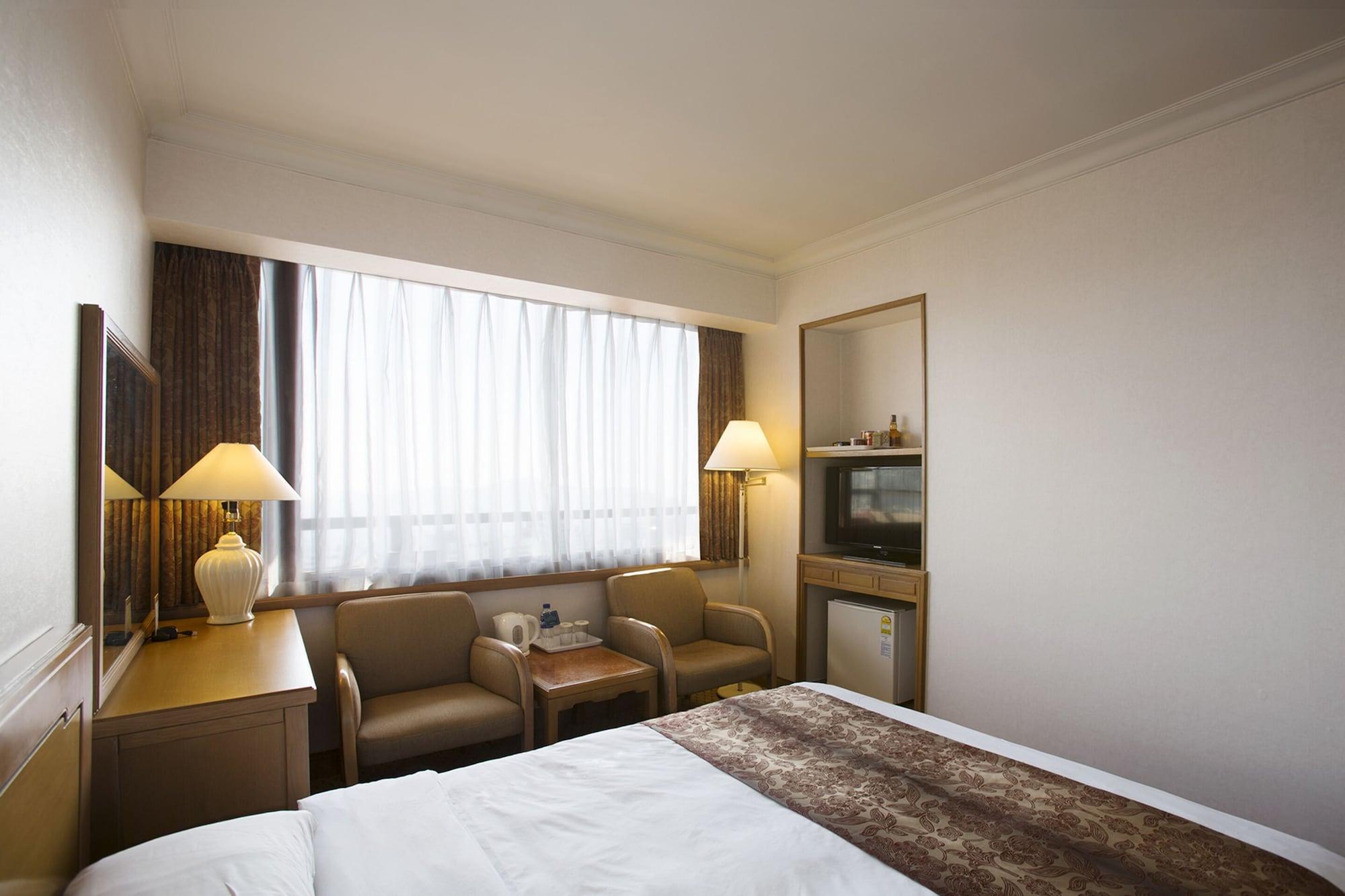 Commodore Hotel Busan Exterior photo